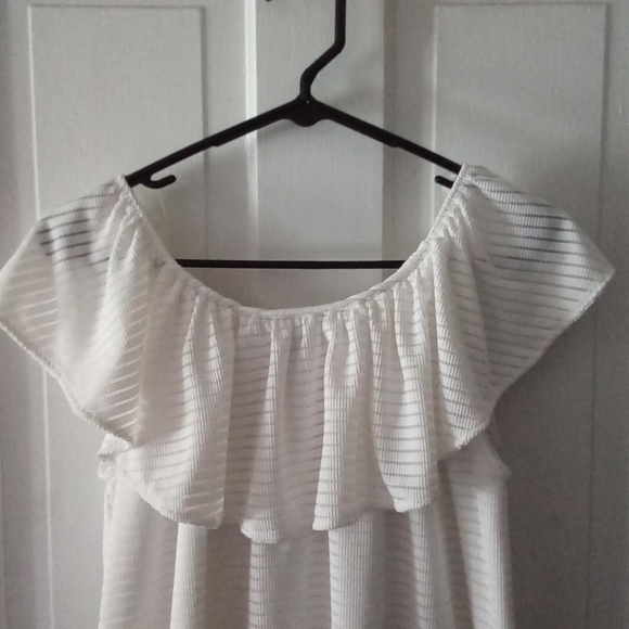 2/$25 Women's Onyx Apparel Ruffled Blouse White Size. XL - Picture 2 of 5